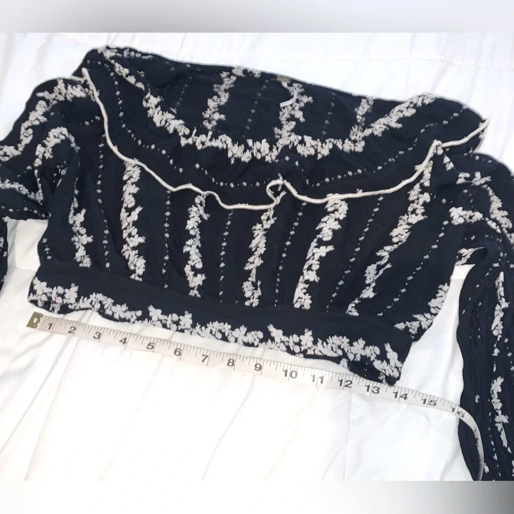 Free People ruffled long sleeve crop blouse Navy Blue and off white Large